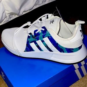 Addidas kids shoes in size 5, Will fit Woman's size 6.